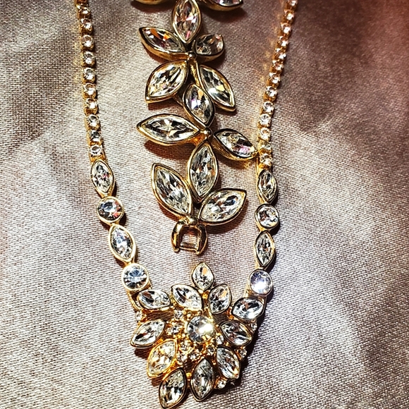 ๐Beautiful Gold/Crystal Bracelet & Necklace Set๐ - Picture 3 of 7